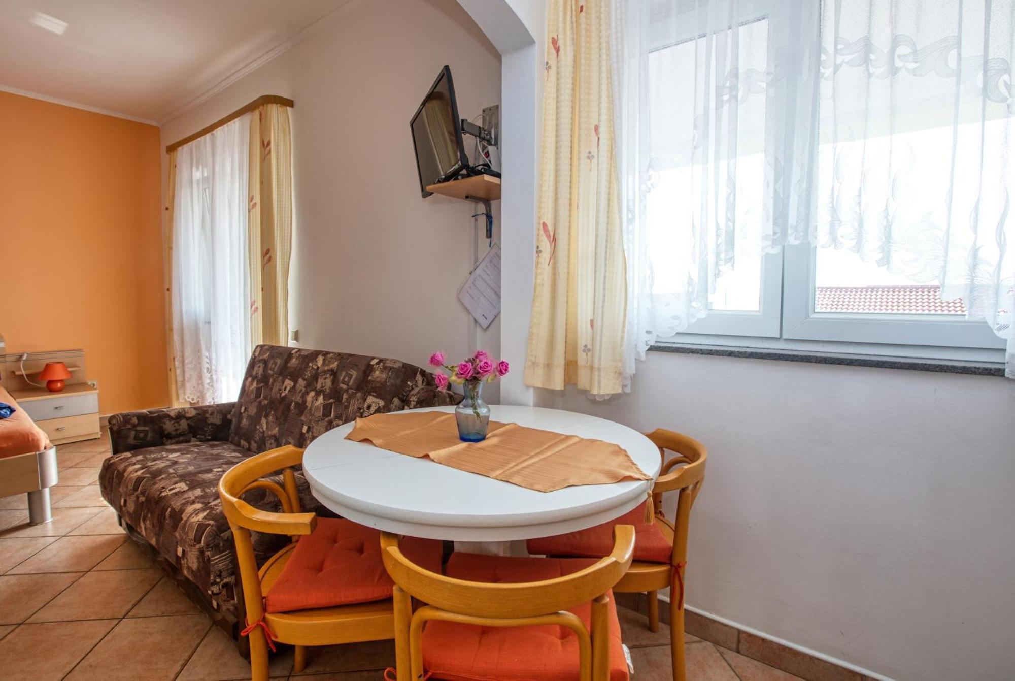 Apartments With A Parking Space Vodice - 6178 Bilik gambar
